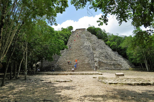 Más Allá de la Playa: Maravillas Culturales y Naturales Cerca de los Resorts Costeros Más Populares